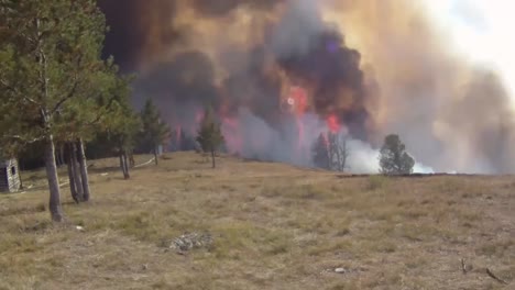 Un-Fuego-Arde-En-La-Cresta-De-Una-Montaña