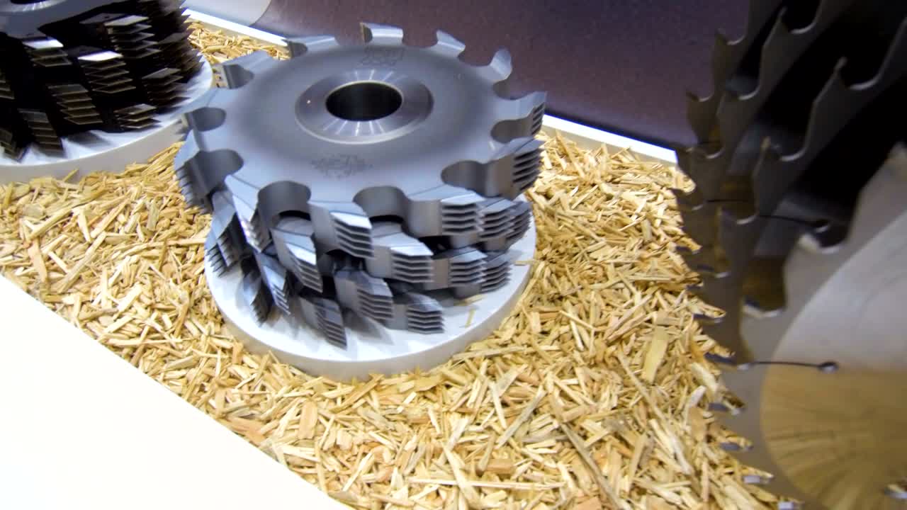 различные виды пил для резки древесины.