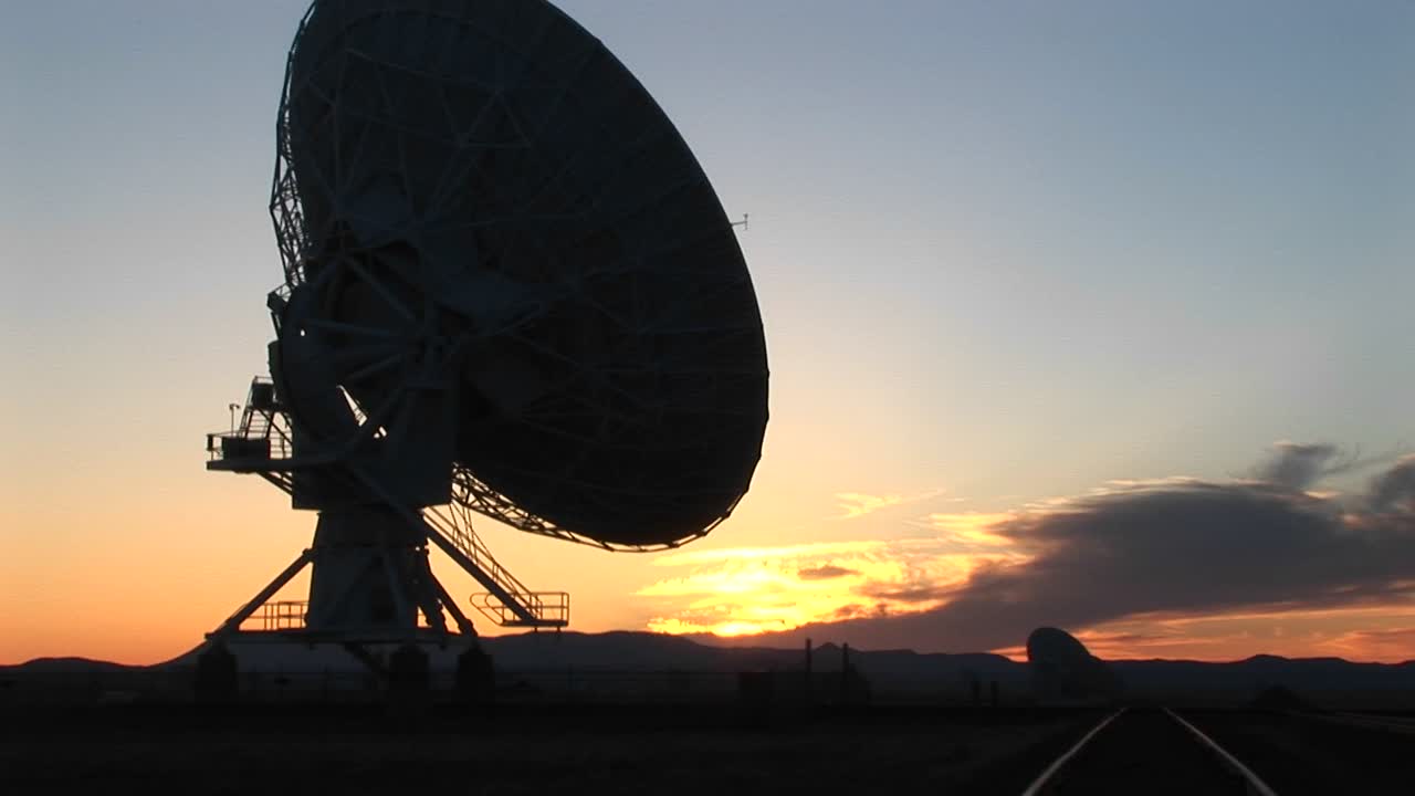 mediumshot de la antena parabólica en el observatorio nacional de radioastronomía en nuevo méxico 1