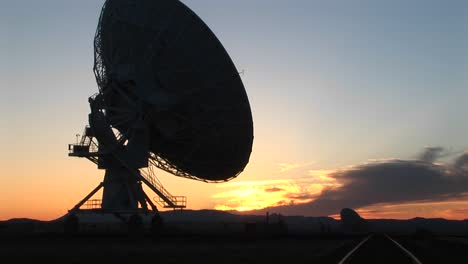 Mittelaufnahme-Der-Satellitenschüssel-Am-National-Radio-Astronomy-Observatory-In-New-Mexico