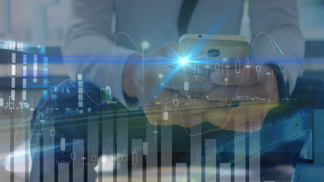 스마트폰을 사용하는 백인 사업가의 손으로 그래프와 도로 교통의 애니메이션