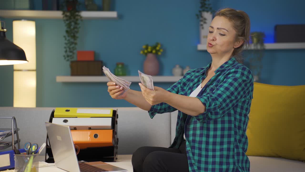 женщина, работающая в домашнем офисе, считающая деньги, смешно и смешно.