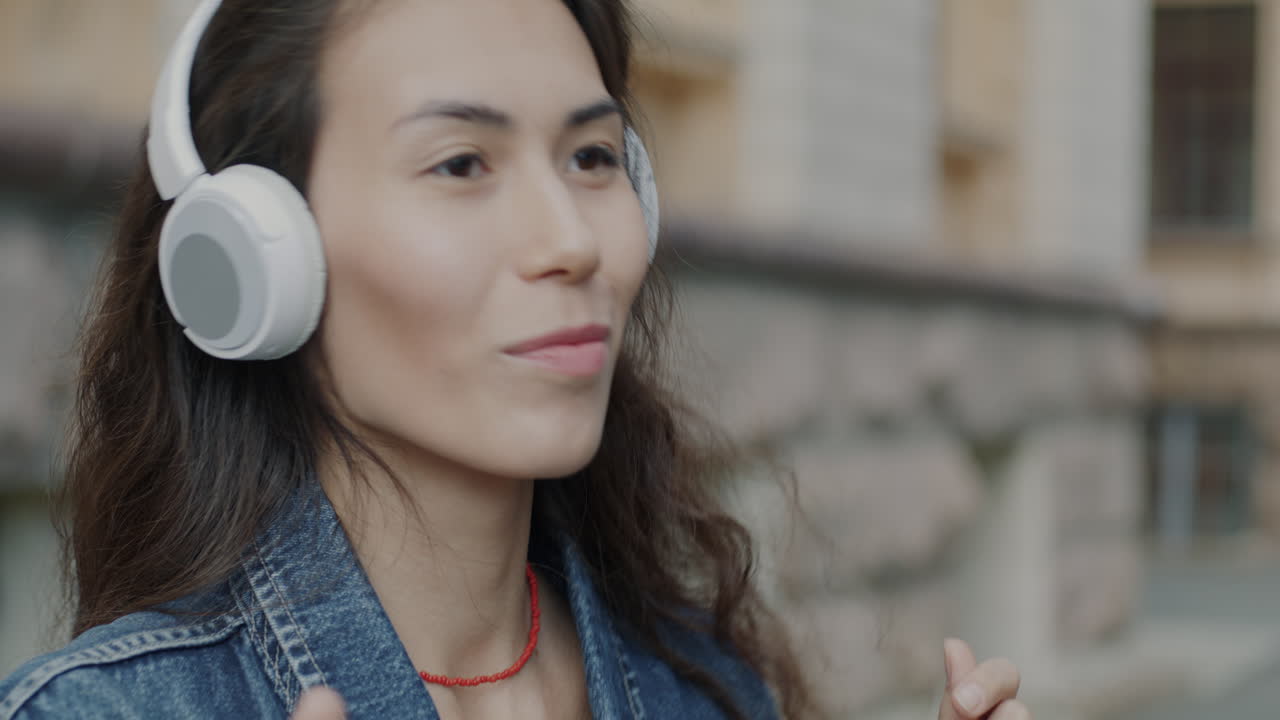 야외 에서 음악 을 듣고 있는 여자