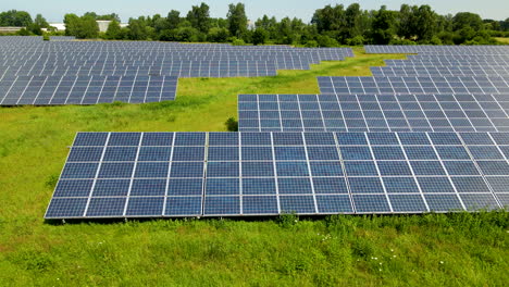 Paisaje-De-La-Planta-De-Energía-De-La-Granja-De-Células-Solares-Cerca-De-Gdansk,-Polonia---Disparo-De-Drones