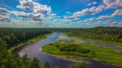 Fantasievoller-Naturpark-Daugavas-Loki,-Fluss-Daugava,-Lettland