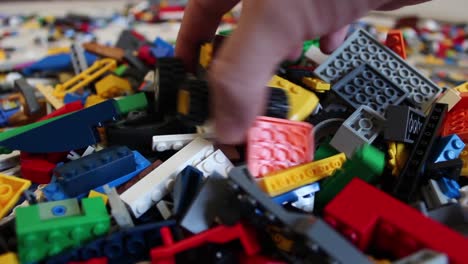 Kind-Spielt-Lego-1