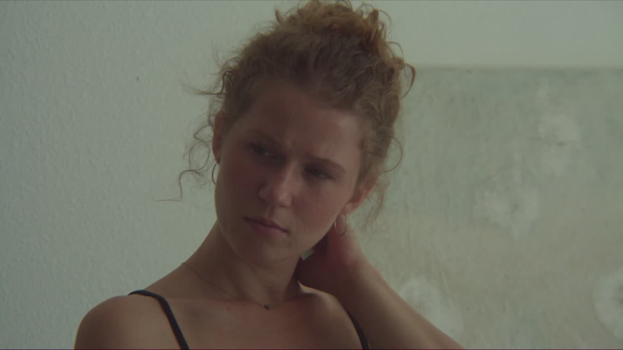 молодая женщина сбита с толку и разочарована.