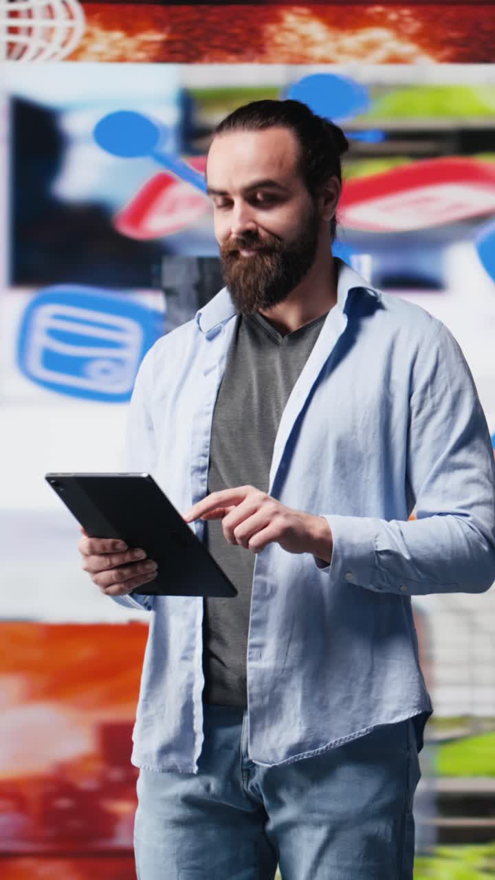 Vertical Video E commerce expert does a live presentation of media web platforms