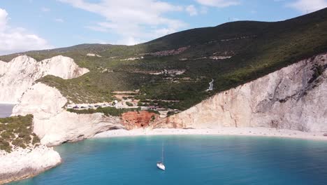 barco de lujo en la playa de porto katsiki, isla de lefkada, grecia - antena de marcha atrás