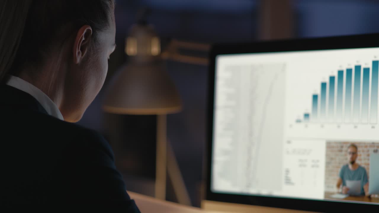 una mujer adulta caucásica tiene una videoconferencia en la oficina.