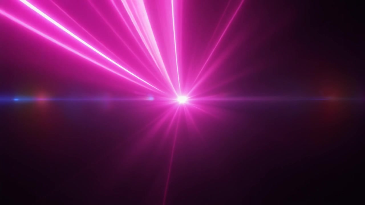 Raggi di luce laser rosa astratti che si muovono nello spazio buio