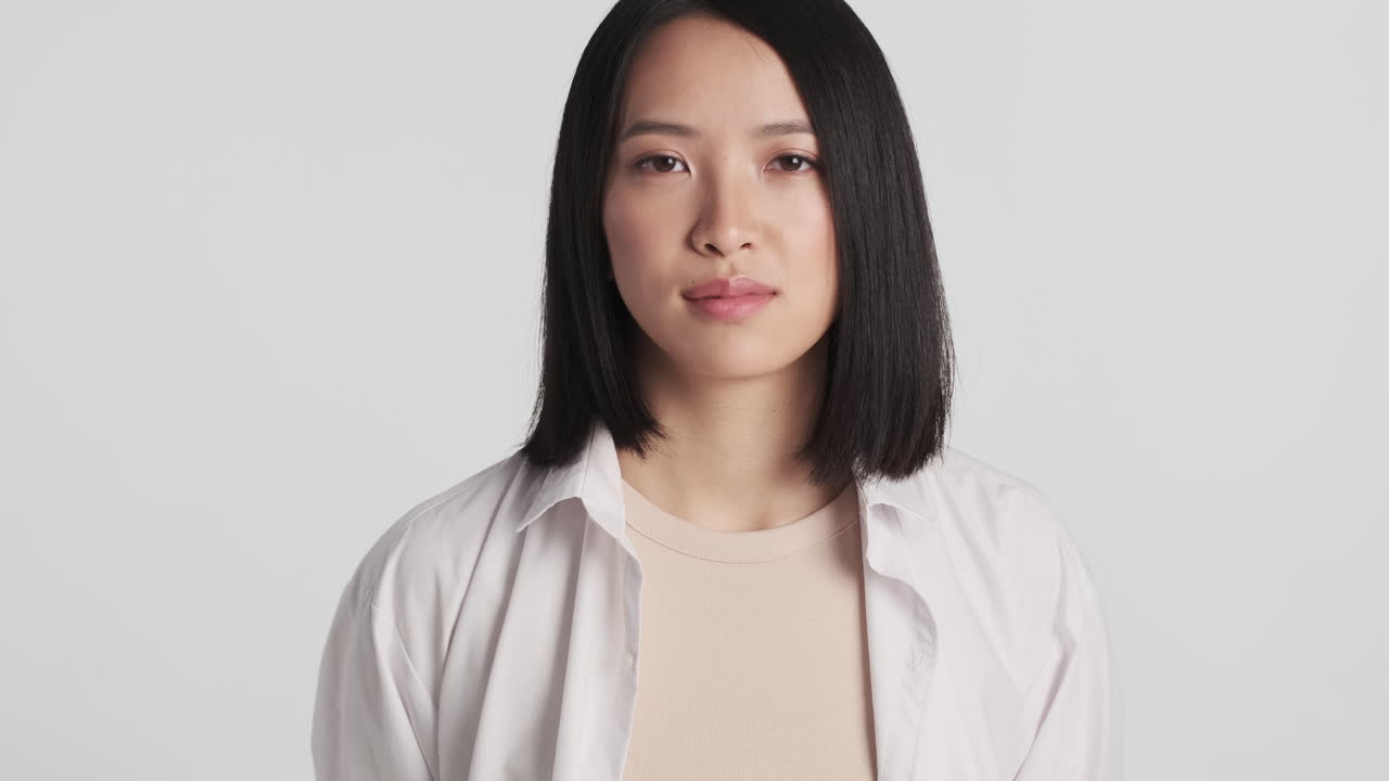 카메라를 바라보는 아시아 여성.