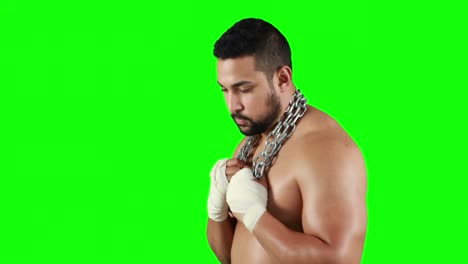 hombre musculoso con vendaje y cadena de sujeción