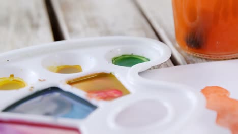 pintura de acuarela en paleta con lienzo