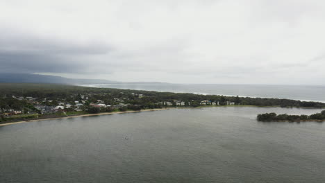 Un-Dron-Aéreo-Disparó-Hacia-Las-Cabezas-De-Shoalhaven-En-Un-Día-Tormentoso-En-La-Costa-Sur-De-Nueva-Gales-Del-Sur,-Australia