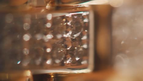 primer plano de un anillo de diamantes