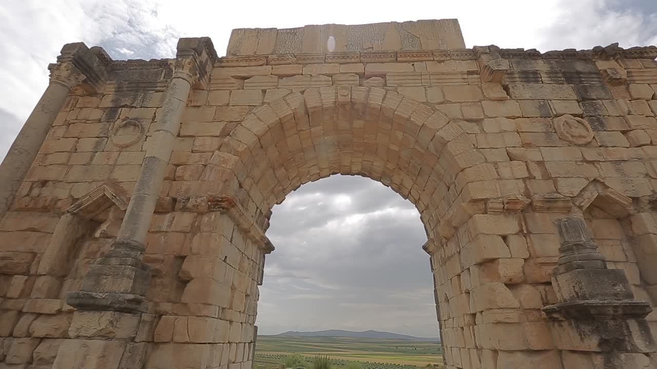 una construcción en la antigua ciudad de volubilis construida por los antiguos griegos en marruecos