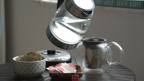 verter agua caliente en la tetera cerasee kerala planta de melón amargo con kerala colgando de las vides utilizado para hacer té de hierbas saludable bueno para la pérdida de peso
