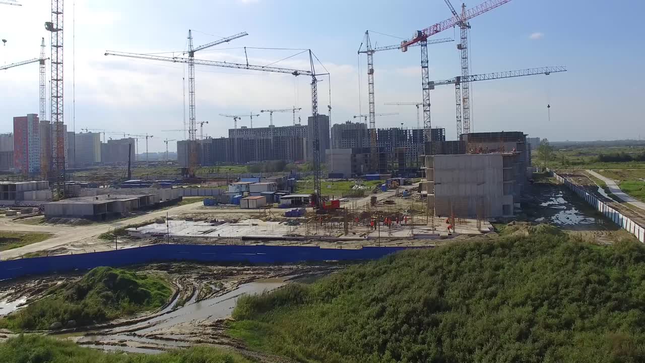sitio de construcción con múltiples grúas y edificios en desarrollo
