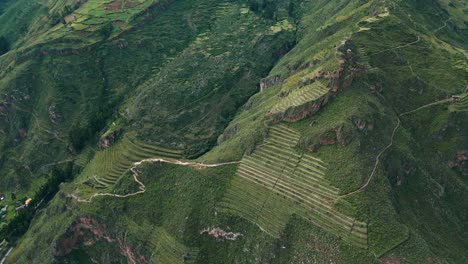 La-Vista-Aérea-Muestra-La-Rica-Historia-Y-La-Belleza-Natural-De-Pisac,-Con-Terrazas-Y-Senderos-Que-Conducen-A-Pueblos-Encantadores.