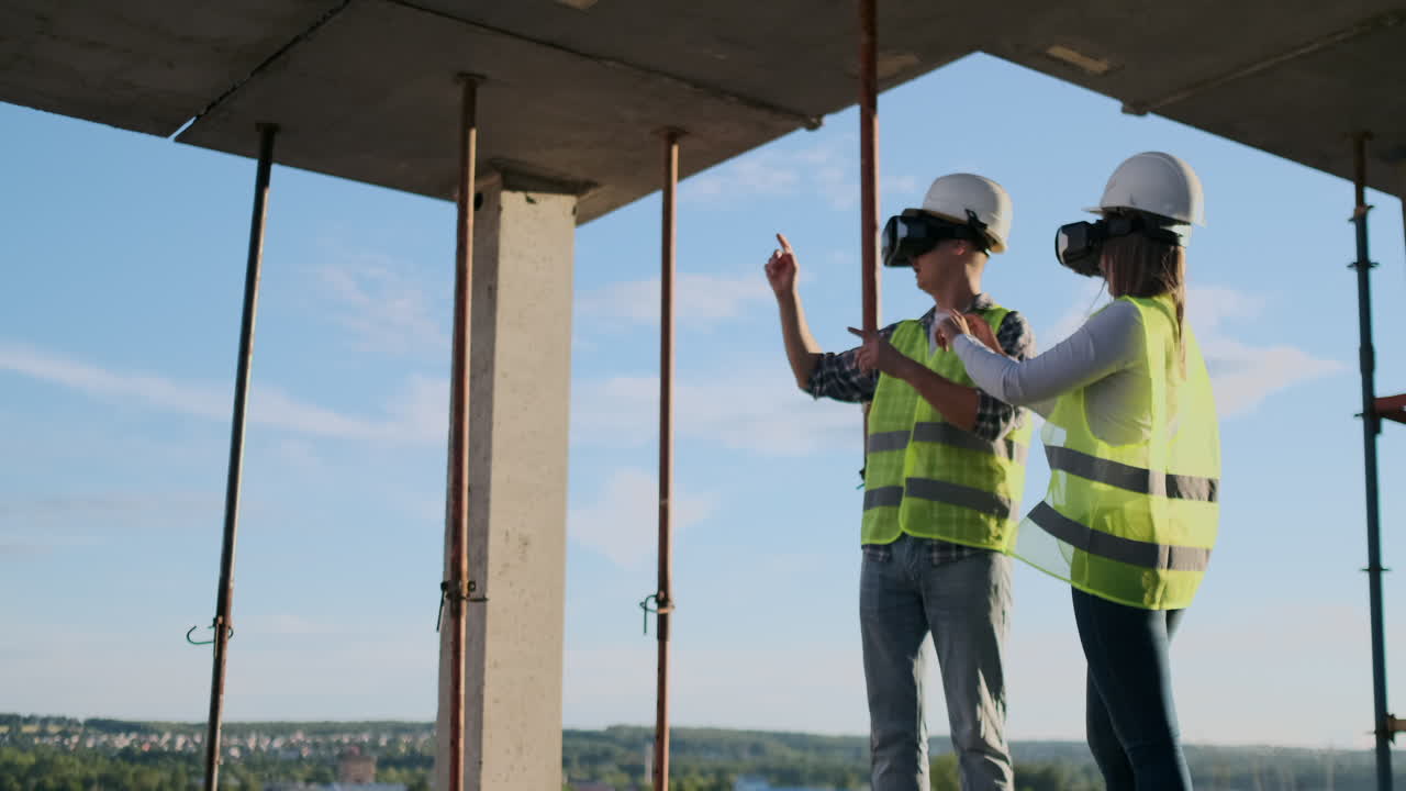 retrato de dos trabajadores de la construcción modernos usando equipo vr para visualizar proyectos en el espacio de copia del sitio