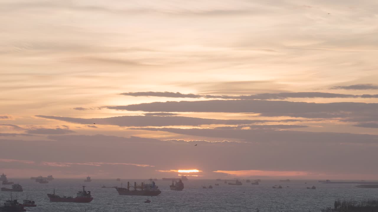 해가 지는 배들