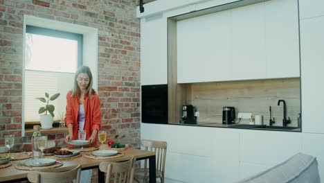 mujer colocando una mesa en una cocina moderna