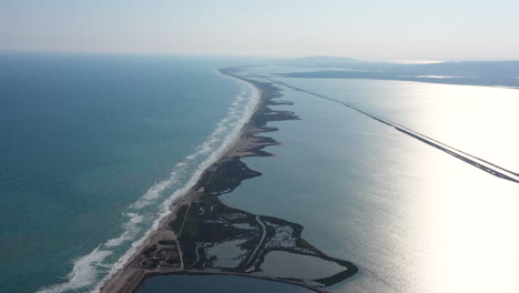 Estanques-A-Lo-Largo-De-La-Vista-Aérea-Del-Mar-Mediterráneo-Cerca-De-Montpellier