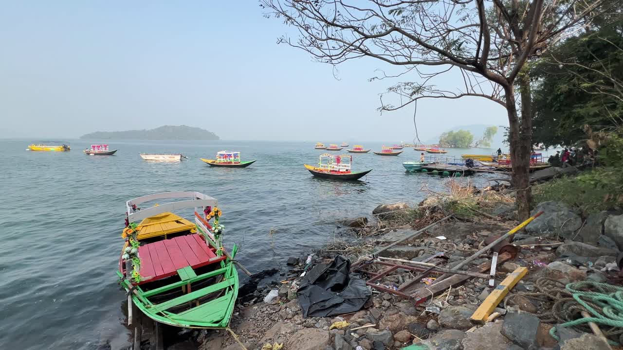 hermosos barcos shikara en la presa de maithon durante el día. el barco anclado en la orilla.