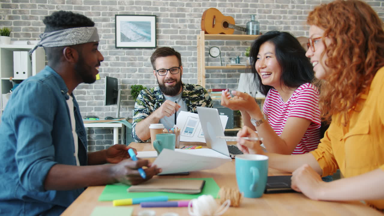 크리에이티브 팀 브레인스토밍 세션