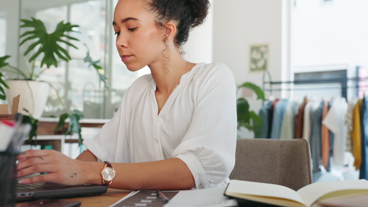Notebook, e-commerce e mulher negra