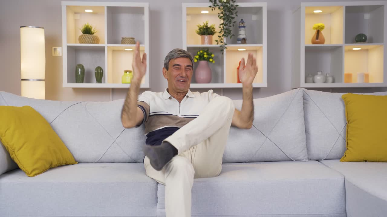 행복한 추억을 떠올리는  ⁇ 은이