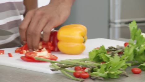 acercamiento de personas preparando una ensalada en la cocina