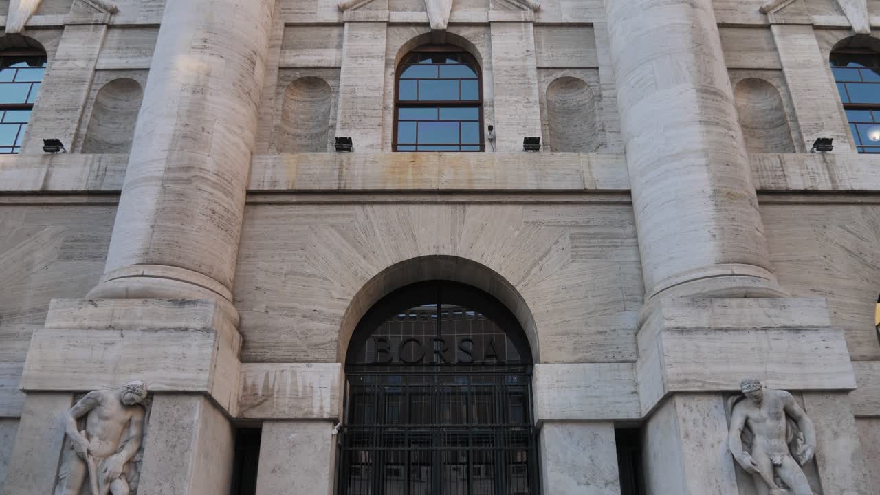 미란의 미드나이트 궁전 (piazza degli affari)