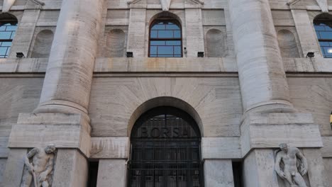 el palacio de la medianoche, en milán, en la plaza de los negocios.