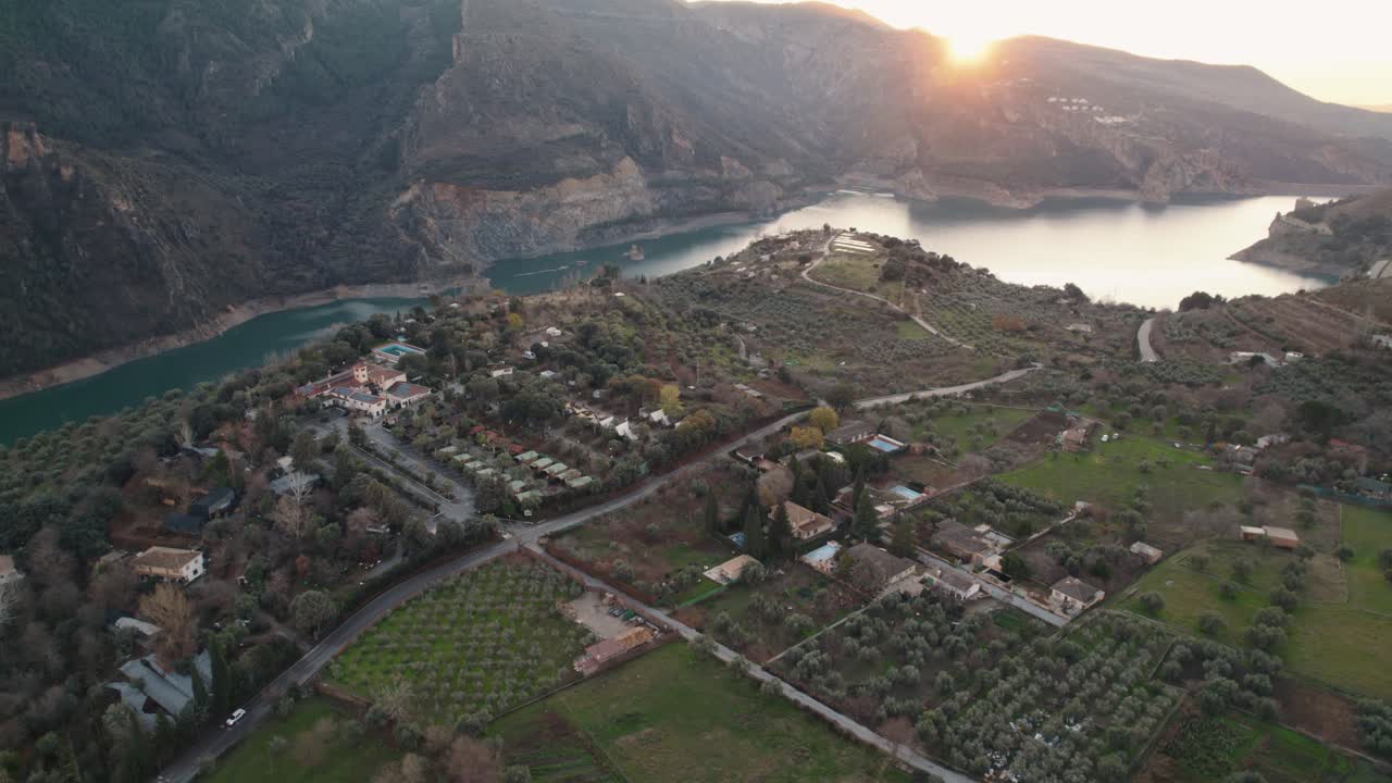 Bellissime riprese circolari con drone al tramonto delle rive del Bacino di Canales a Güéjar Sierras in Spagna