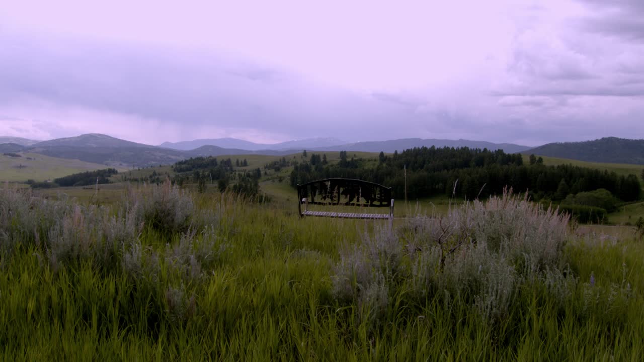 멀리 산이 보이는 외로운 벤치