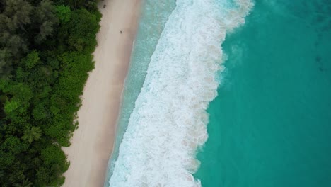 La-Playa-De-Grand-Anse-Intendance-Con-Olas-Filmadas-Desde-Arriba