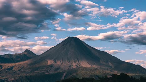 impresionante time-lapse sobre el volcán activo de colima al atardecer, el cielo se convierte de azul a rojo ardiente