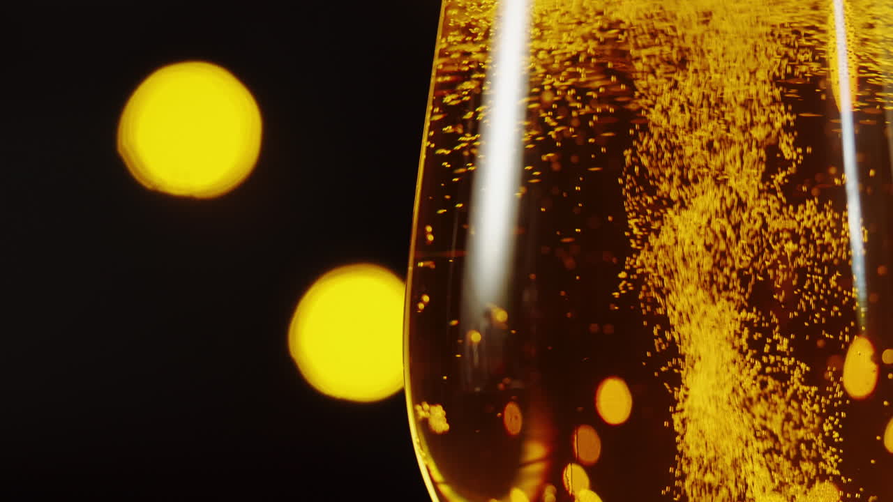 거품이 있는 맥주 잔