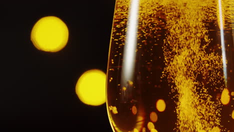 un vaso de cerveza con burbujas