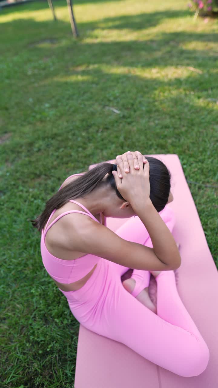 mujer practicando yoga al aire libre