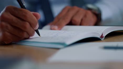 hombre de negocios manos tomando notas en el cuaderno