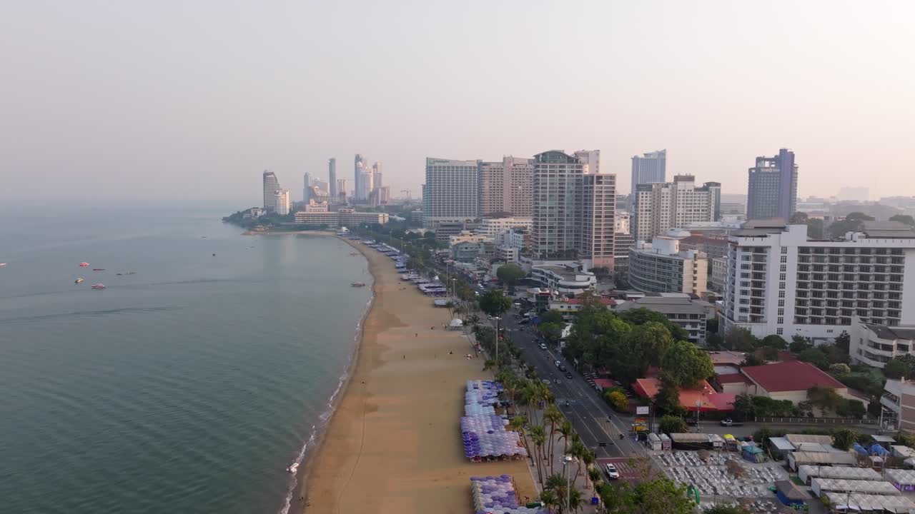 Kystens skyline og strand vågner med solopgangen i Pattaya, Thailand