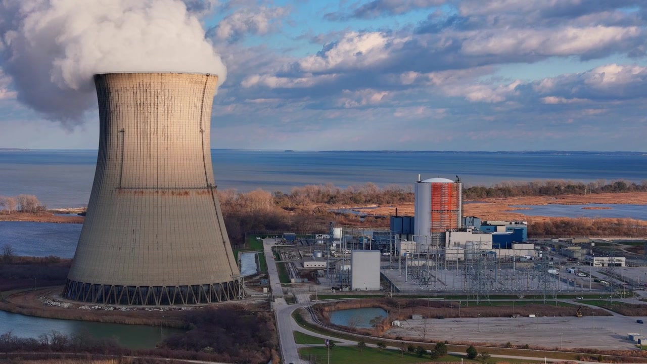 Primo piano della torre di raffreddamento della centrale nucleare di Davis-Besse sulla costa del Lago Erie a Oak Harbor, Ohio