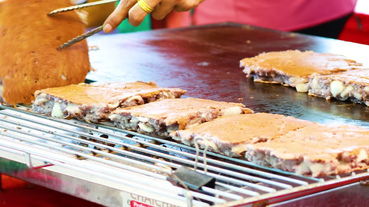 뜨거운 접시에 태국 디저트를 준비하는 것
