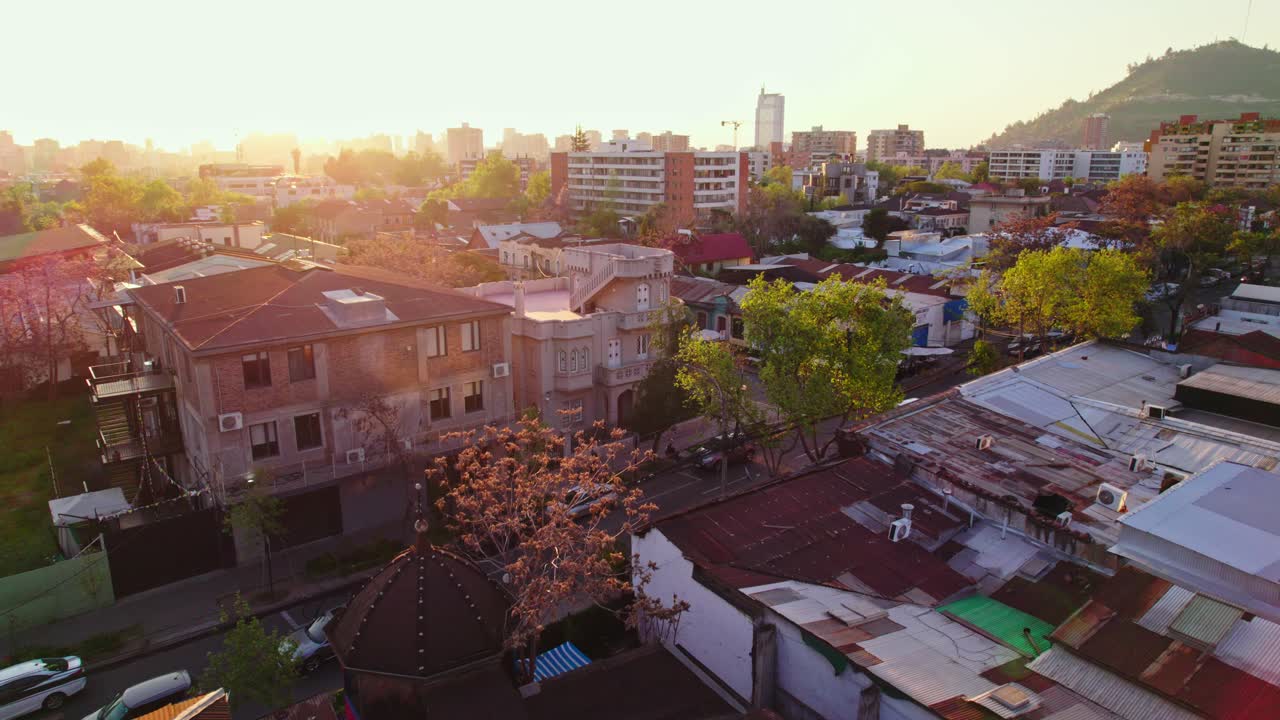 Vista aerea su tetti in lamiera e zinco arrugginiti nel quartiere residenziale di Santa Isabel, Providencia, contrasto architettonico con il Castello Sermini, Santiago del Cile