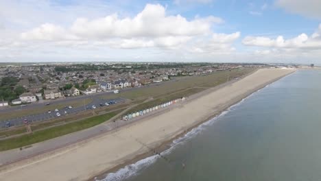 imágenes aéreas de drones de las hermosas cabañas de playa en la costa de gorleston-on-sea, norfolk
