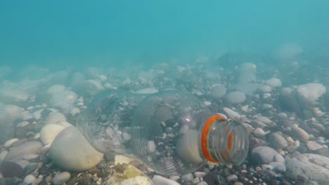 Eine-Leere-Plastikflasche-Schwimmt-Im-Meerwasser-Verschmutzung-Des-Meeres-Mit-Abfall-Ist-Eine-Schlechte-Ökologie