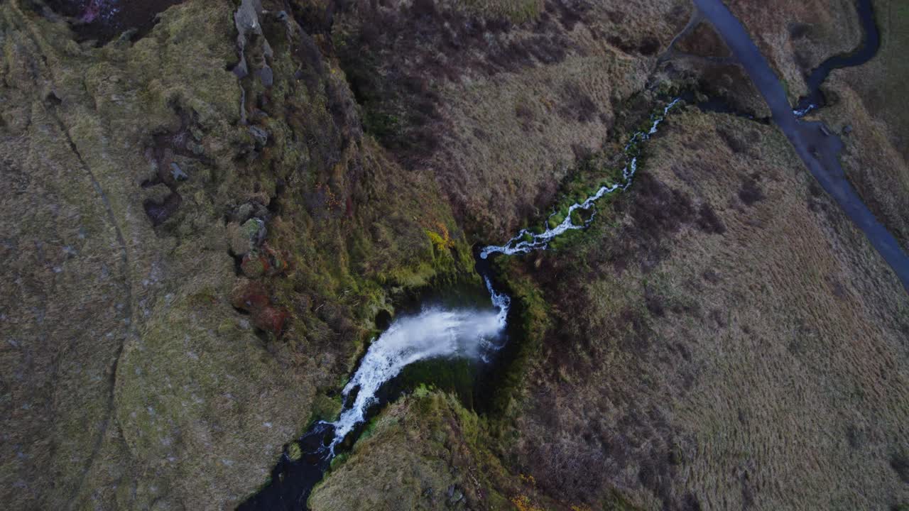 drones dinámicos creadores de la famosa cascada seljalandsfoss en islandia roca empinada